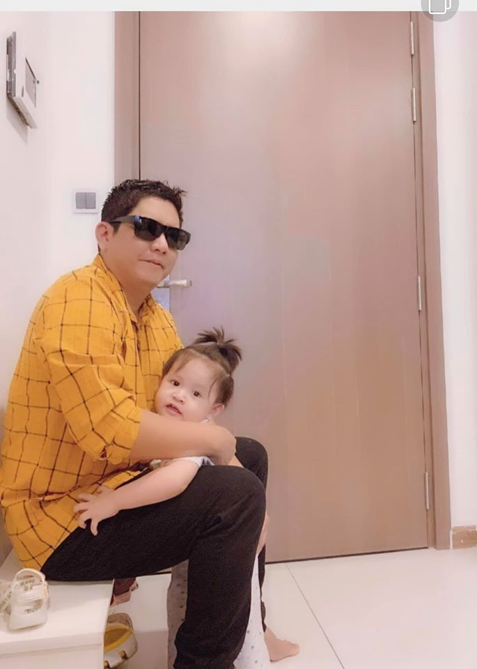 Đạo diễn Đức Thịnh xúc động vì con trai bám bố: "Lâu quá không gặp nên sáng nay ổng quyến luyến không muốn tôi đi làm. Thương quá nè!".