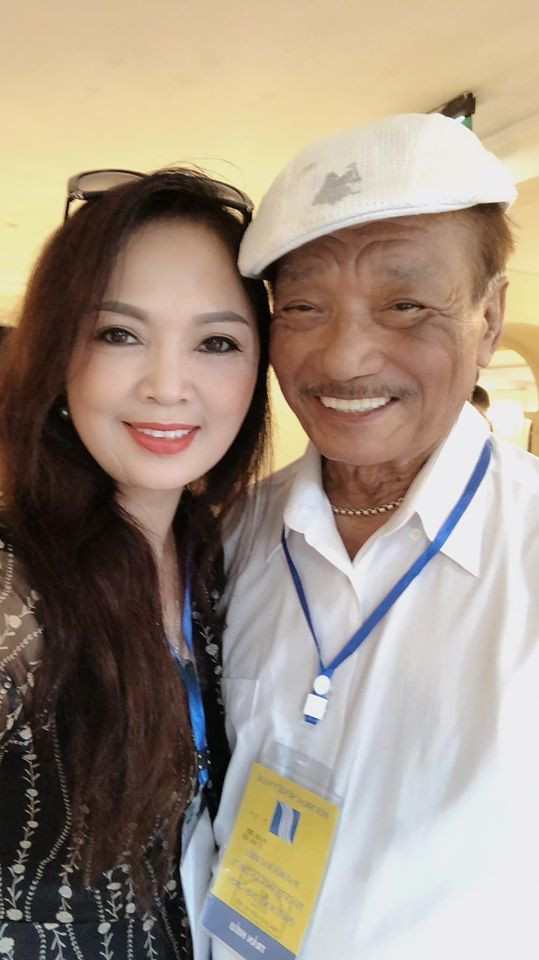 Nữ ca sĩ tháo khẩu trang khi chụp cùng NSND Trần Hiếu.