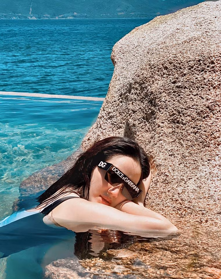 Bảo Thy thèm đi biển. Cô ngày càng mặn mà kể từ khi lấy chồng.