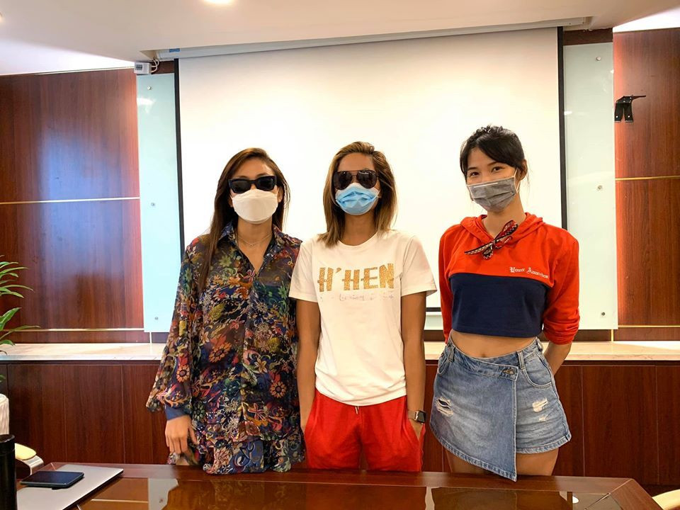 Hoàng Thùy đánh đố với ảnh bịt kín mặt, đeo kính râm nhưng khán giả vẫn nhận ra 3 người đẹp lần lượt từ trái sang gồm: Mâu Thủy, H'Hen Niê và Hoàng Thùy.