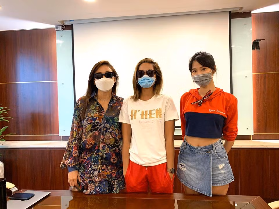 Hoàng Thùy đánh đố với ảnh bịt kín mặt, đeo kính râm nhưng khán giả vẫn nhận ra 3 người đẹp lần lượt từ trái sang gồm: Mâu Thủy, H'Hen Niê và Hoàng Thùy.