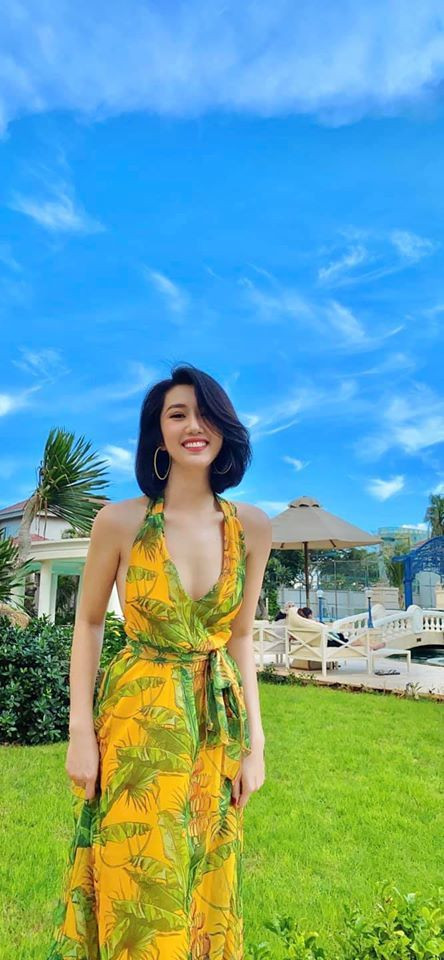 Diễn viên Thúy Ngân vui khi khán giả phản hồi tích cực tập 3 chương trình Chị em chúng mình". Cô nói thêm: "Bạn em hứa điện thoại mới ra sẽ tặng một cái. Tính ra trong cái rủi có cái may phải không cả nhà?".