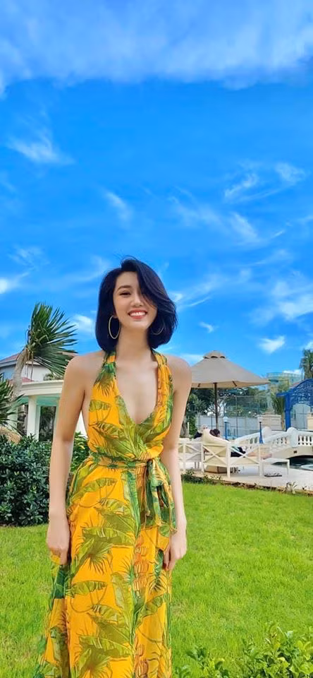 Diễn viên Thúy Ngân vui khi khán giả phản hồi tích cực tập 3 chương trình Chị em chúng mình". Cô nói thêm: "Bạn em hứa điện thoại mới ra sẽ tặng một cái. Tính ra trong cái rủi có cái may phải không cả nhà?".