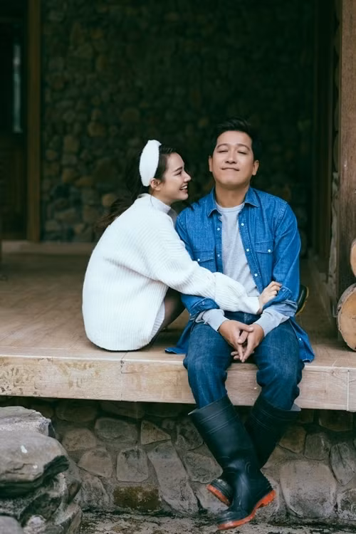 Trong khi đó Trường Giang vẫn tất bật chạy show để kiếm tiền nhưng mỗi khi rảnh rỗi anh đều dành thời gian ở nhà để chăm sóc bà xã và con gái.