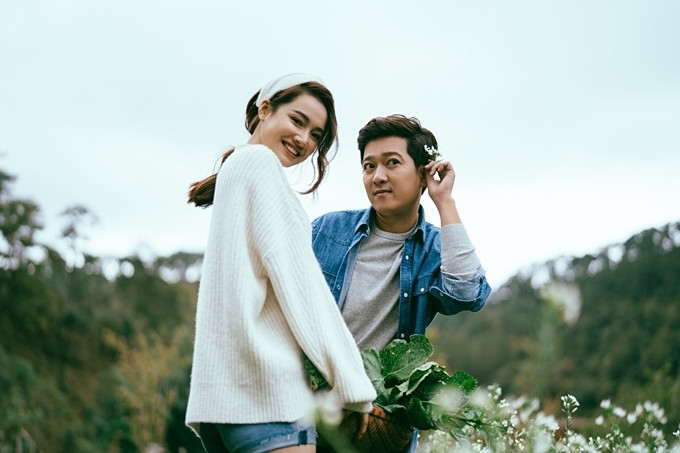 Được biết, bộ ảnh được thực hiện trong khoảng thời gian Nhã Phương quay phim mới tại Đà Lạt. Tranh thủ khoảng thời gian hiếm hoi được nghỉ ngơi, ông xã Trường Giang lên thăm vợ đồng thời cả hai đã “trốn con” để thực hiện bộ ảnh thật đẹp làm kỷ niệm.