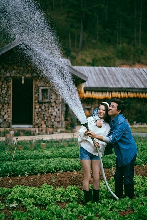 Cặp đôi tỏ ra đầy thoải mái và thích thú khi tận hưởng không gian yên bình tại Đà Lạt.