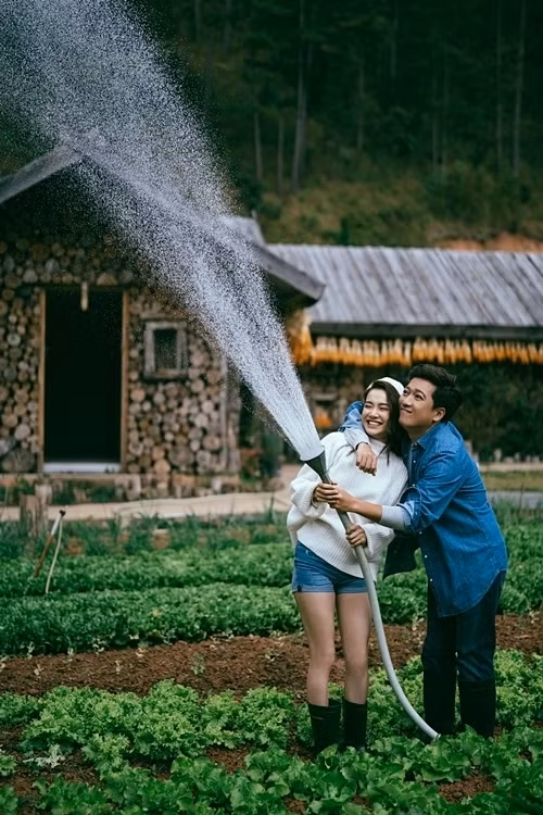 Cặp đôi tỏ ra đầy thoải mái và thích thú khi tận hưởng không gian yên bình tại Đà Lạt.