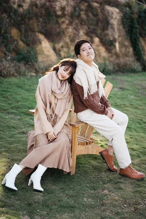 Hiện cả hai đang có một cuộc sống viên mãn và cũng cởi mở hơn khi thường xuyên chia sẻ hình ảnh, bày tỏ tình cảm trên mạng xã hội.