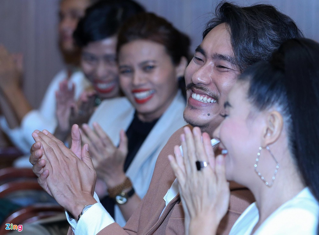 Việc Hạnh phúc của mẹ vượt qua Mắt biếc để giành nhiều giải thưởng quan trọng của Cánh diều năm nay khiến một bộ phận công chúng bất ngờ. Trả lời về những thắc mắc từ dư luận, NSND Thanh Vân - trưởng BGK thể loại phim điện ảnh - khẳng định rằng Hạnh phúc của mẹ xứng đáng và cũng nhận được sự đồng thuận cao từ hội đồng giám khảo. Bản thân Cát Phượng phủ nhận tin đồn mua giải. "Nếu có tiền, tôi dành làm từ thiện giúp nhiều mảnh đời còn ý nghĩa. Ai nói gì, tôi cũng không quan tâm đâu", nữ diễn viên trả lời Zing.