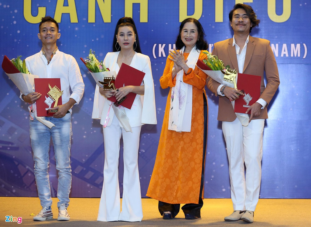 Kiều Minh Tuấn và Cát Phượng giành giải Nam, Nữ diễn viên chính xuất sắc tại Cánh diều năm nay. Trong Hạnh phúc của mẹ, Cát Phượng tỏ ra không mấy khó khăn khi nhập vai bà mẹ lam lũ, tảo tần vì con. "Tôi luôn nhận mình là diễn viên hết thời. Hết thời ở đây nghĩa là thời diễn của mình đã không còn. Tôi không còn đam mê nhận show diễn, không còn mê diễn. Riêng nhân vật mẹ Tuệ, tôi quá cảm với nhân vật này. Tôi đã diễn như không diễn", Cát Phượng nhận giải Cánh diều chia sẻ. Còn Kiều Minh Tuấn nhận giải nhờ Nắng 3 và Anh trai yêu quái.