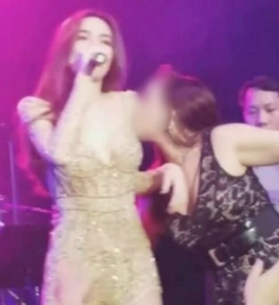 Khoảnh khắc fan cuồng lao lên sân khấu đụng chạm vòng 1 của Hồ Ngọc Hà. Đáng nói, vị khán giả này lại là nữ.