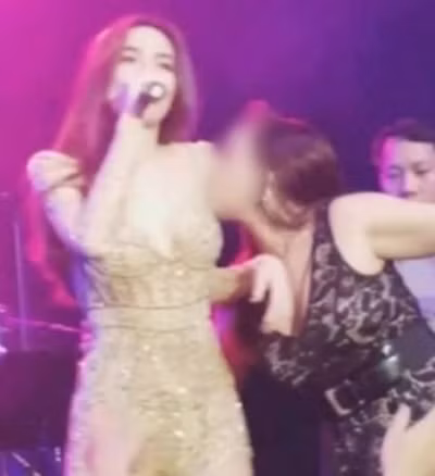 Khoảnh khắc fan cuồng lao lên sân khấu đụng chạm vòng 1 của Hồ Ngọc Hà. Đáng nói, vị khán giả này lại là nữ.