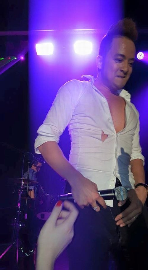 Cao Thái Sơn sượng sùng khi bị khán giả xé quần áo te tua trong một lần biểu diễn ở hải ngoại.