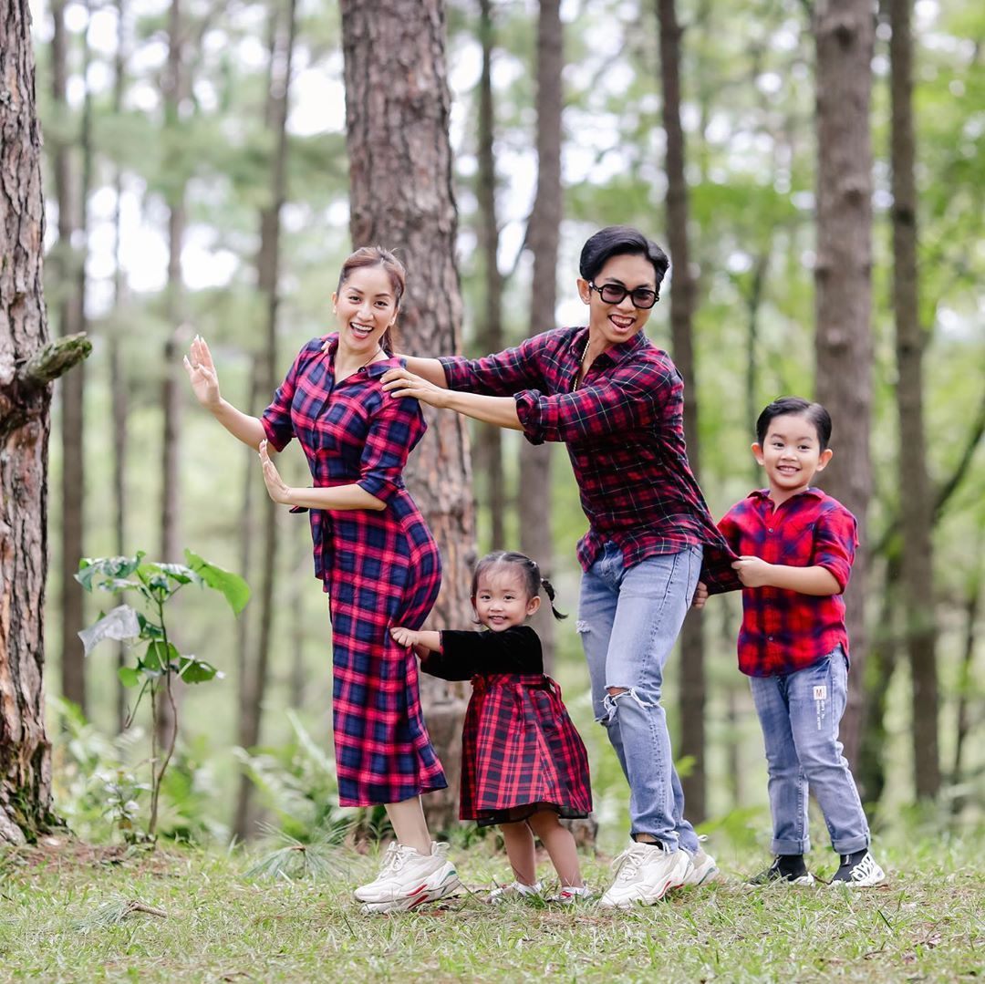 Nhắc đến Khánh Thi – Phan Hiển, nhiều người nghĩ tới một mối tình cô giáo học trò vấp phải nhiều chỉ trích, phản đối từ phía dư luận. Thế nhưng sau hơn 6 năm chính thức công khai, cả hai hiện tại đã là một gia đình hạnh phúc với 2 con "đủ nếp đủ tẻ".