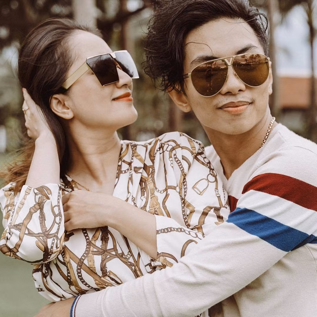 Về phần Khánh Thi, cô cũng cho hay chồng và con đã thay đổi tính cách của cô rất nhiều. Người ta nhận thấy, Khánh Thi ngày càng trẻ và đẹp hơn dù đã trải qua hai lần sinh nở.