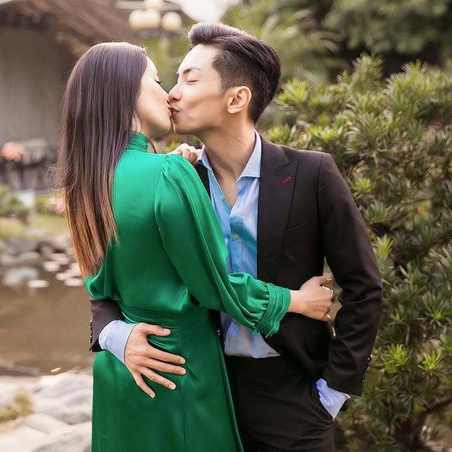 Dù chênh lệch tuổi tác nhưng Phan Hiển và Khánh Thi luôn dành cho nhau những cử chỉ tình cảm khiến người khác phải ghen tị.