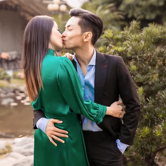 Dù chênh lệch tuổi tác nhưng Phan Hiển và Khánh Thi luôn dành cho nhau những cử chỉ tình cảm khiến người khác phải ghen tị.