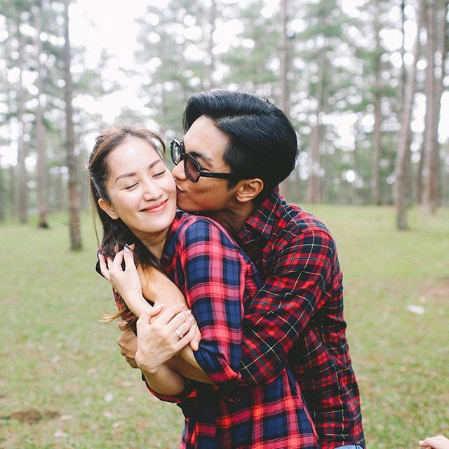 Mỗi khi ở cạnh vợ, Phan Hiển đều chiều chuộng cô hết mực. Anh luôn vòng tay ôm hay trao cho vợ nụ hôn môi mà không ngần ngại.