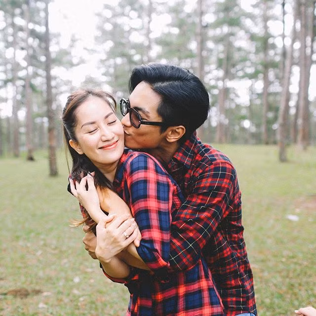 Mỗi khi ở cạnh vợ, Phan Hiển đều chiều chuộng cô hết mực. Anh luôn vòng tay ôm hay trao cho vợ nụ hôn môi mà không ngần ngại.