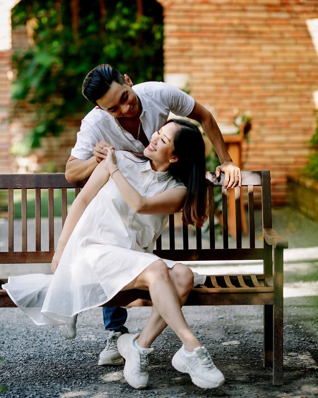 Thời điểm đó, khi nói về Khánh Thi, Phan Hiển cho hay, vợ mình giống như một thỏi nam châm, ai gặp cũng sẽ bị hút vào. Với anh, tình cảm với cô đến một cách tự nhiên mà không hay biết.