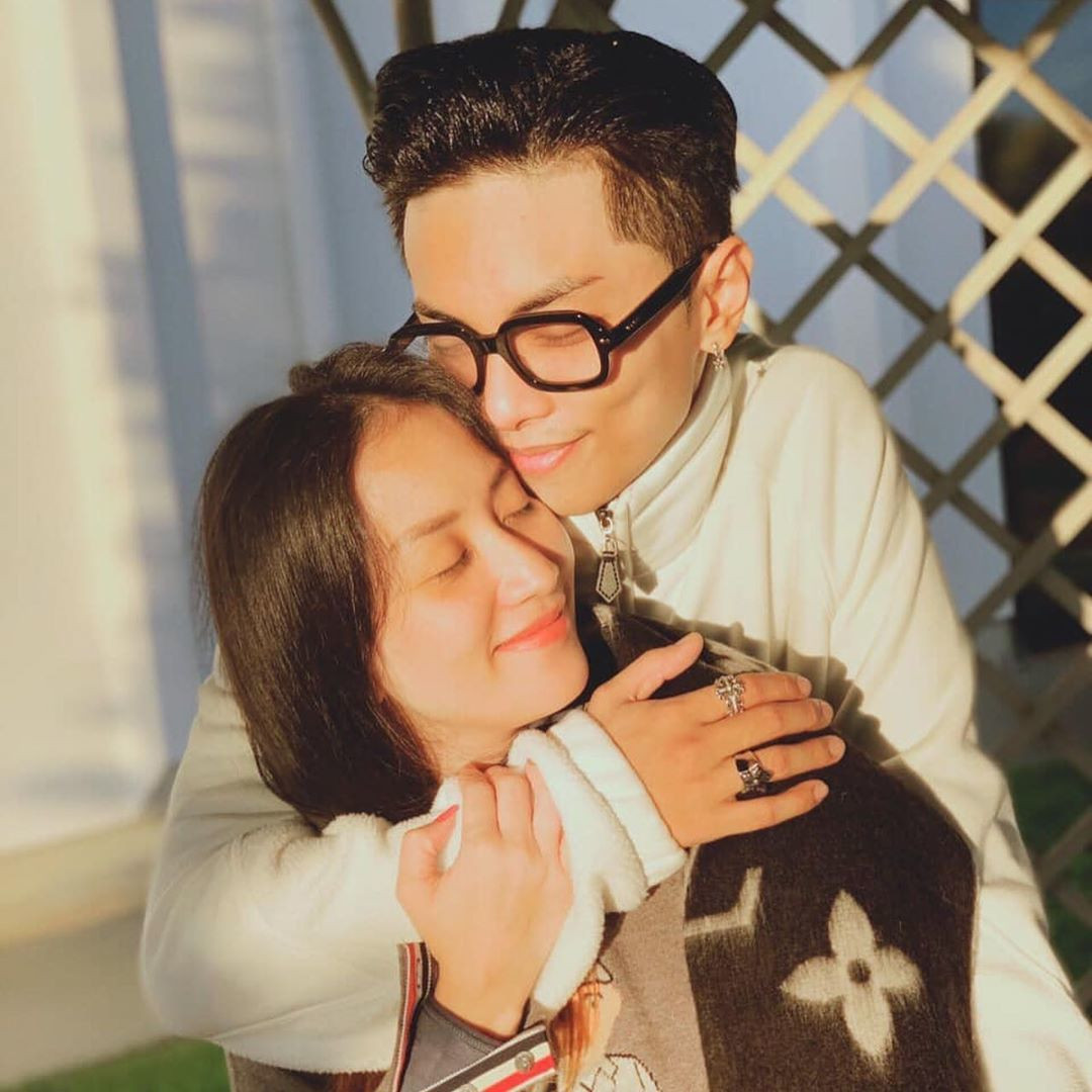 Nhìn vào gia đình 4 người của Khánh Thi - Phan Hiển hiện tại ai cũng tỏ lòng ngưỡng mộ bởi cặp đôi đã kiên trì vượt qua sóng gió dư luận, sự cản trở của gia đình gia đình để có một kết thúc bên nhau hạnh phúc.