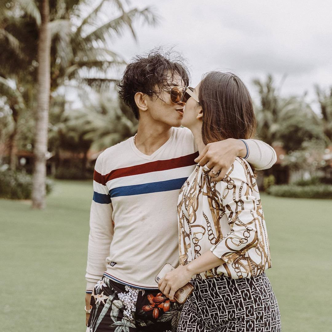 Gia đình Khánh Thi - Phan Hiển thường xuyên có những chuyến du lịch nghỉ dưỡng cùng nhau để vun đắp tình cảm.