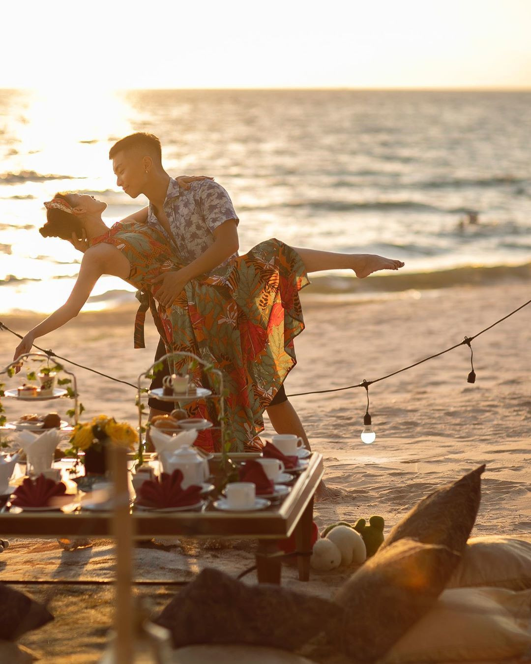 Cả hai bắt đầu công khai tình cảm từ năm 2014 khi Khánh Thi tiết lộ đang mang thai con đầu lòng.