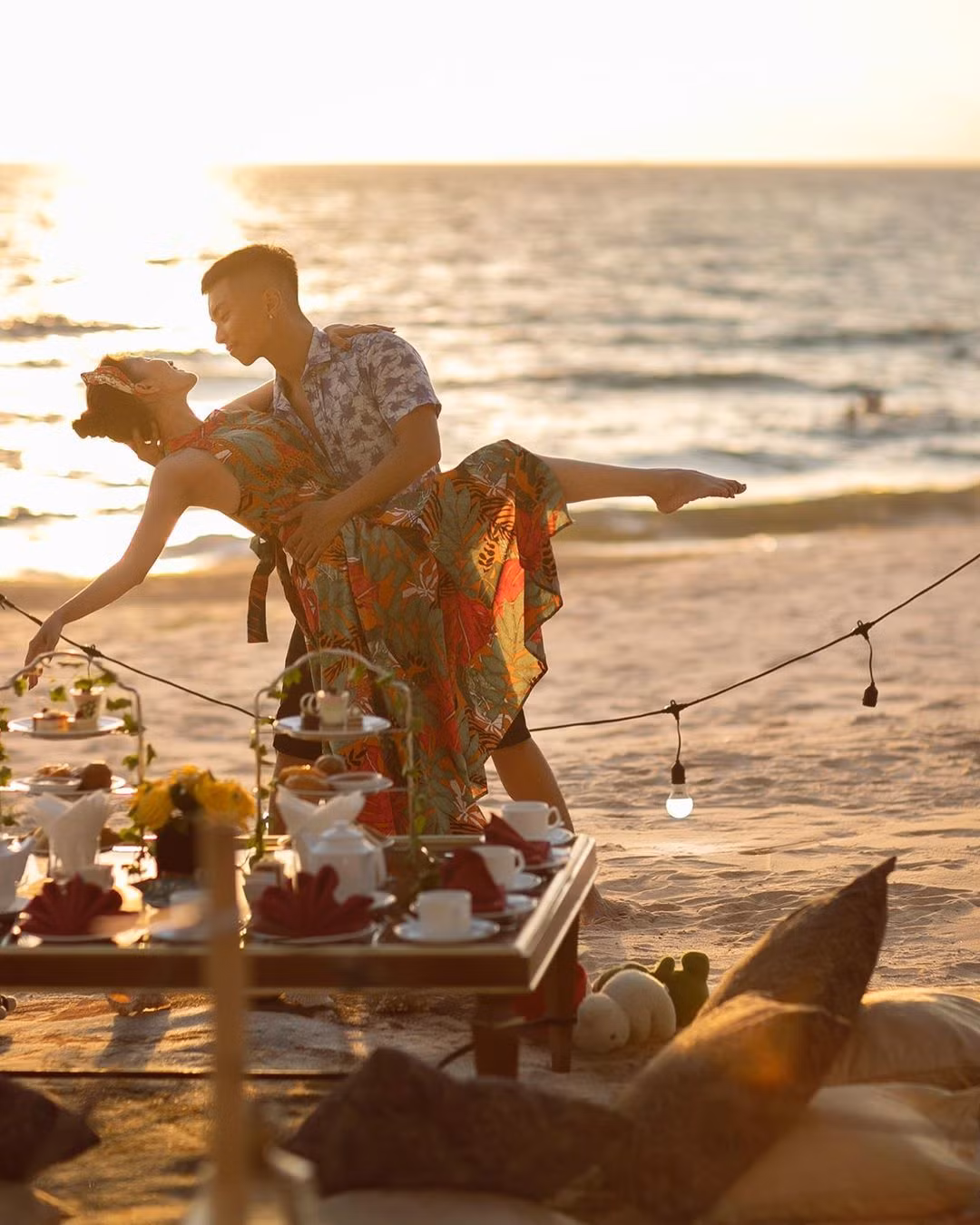 Cả hai bắt đầu công khai tình cảm từ năm 2014 khi Khánh Thi tiết lộ đang mang thai con đầu lòng.