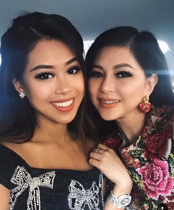 Tiên Nguyễn thường xuyên check-in ở những nơi sang trọng, bên xe sang, biệt thự xa hoa của gia đình.