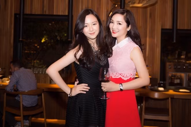 Cô nàng thường xuyên đi du lịch khắp thế giới và xuất hiện trên Instagram cá nhân với những món đồ hàng hiệu, những bức ảnh sang chảnh đáng ghen tị.