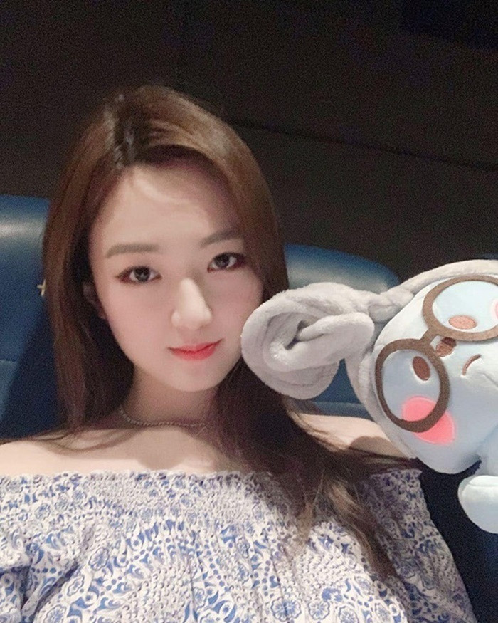 Không chỉ vẻ ngoài xinh đẹp, Anh Sa còn thừa hưởng từ mẹ năng khiếu piano và ca hát.