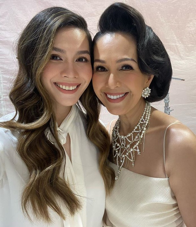 Điểm chung đặc biệt nhất của cặp mẹ con "song My" này chính là nụ cười tươi tắn, quý phái và mềm mại. Ai cũng khen Thùy My là bản sao hoàn hảo của "nữ hoàng ảnh lịch", bởi mỗi lúc xuất hiện công khai, trông 2 mẹ con cứ như chị em gái. Hot girl 9X rất thân thiết với mẹ, lúc nào cũng bày tỏ tình cảm, sự yêu thương dành cho Diễm My mọi lúc mọi nơi.