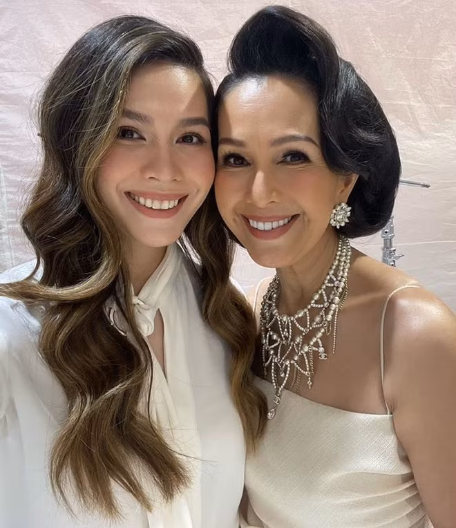 Điểm chung đặc biệt nhất của cặp mẹ con "song My" này chính là nụ cười tươi tắn, quý phái và mềm mại. Ai cũng khen Thùy My là bản sao hoàn hảo của "nữ hoàng ảnh lịch", bởi mỗi lúc xuất hiện công khai, trông 2 mẹ con cứ như chị em gái. Hot girl 9X rất thân thiết với mẹ, lúc nào cũng bày tỏ tình cảm, sự yêu thương dành cho Diễm My mọi lúc mọi nơi.