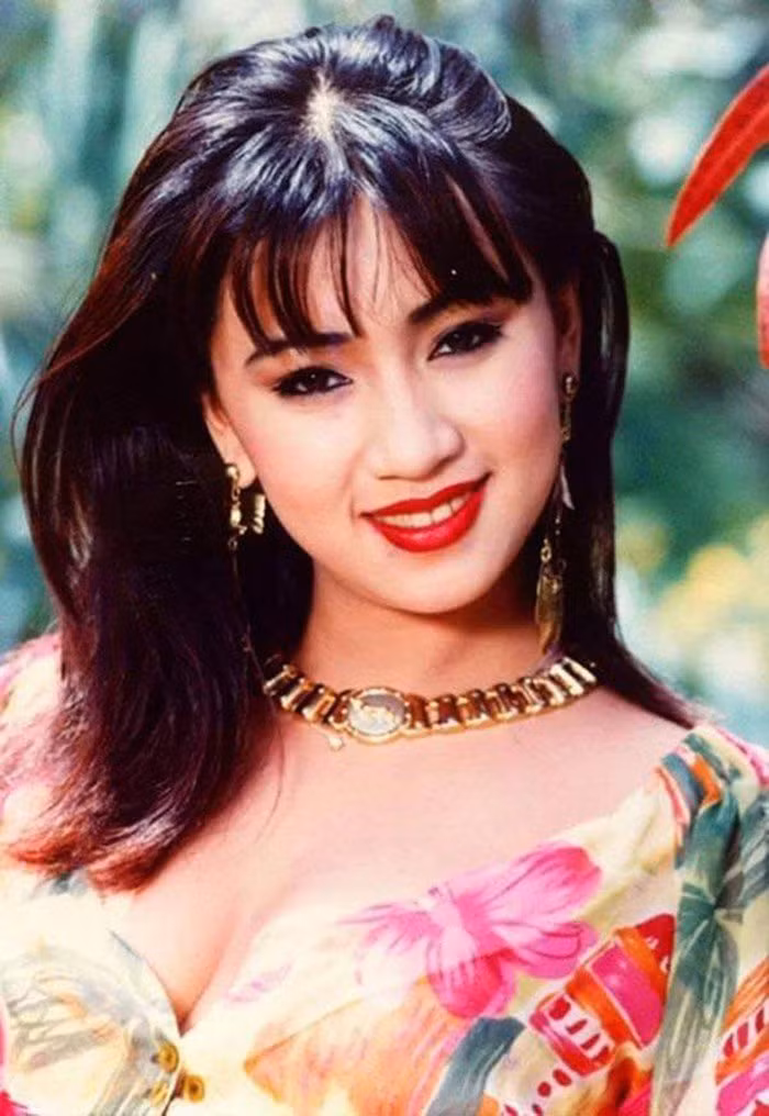 Diễn viên Y Phụng tên thật là Nguyễn Mỹ Thể, sinh năm 1979. Cô nổi tiếng khi đóng cặp với Lý Hùng trong các bộ phim "Riêng chỉ có anh", "Đời vũ nữ", "Bên dòng sông Trẹm"... Y Phụng có vẻ đẹp khác biệt so với các "nữ hoàng ảnh lịch" cùng thời. Cô hướng đến phong cách sexy của màn ảnh Việt những năm đầu thập niên 90 thế kỷ trước.