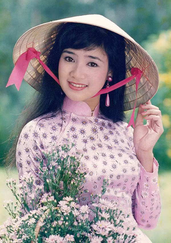 Thu Hà "Lá ngọc cành vàng" sở hữu nước da trắng, đôi mắt biết nói và nụ cười duyên dáng cùng tài năng diễn xuất được đào tạo bài bản. Chính vì thế cô cũng nhanh chóng đắt show, hình ảnh xuất hiện liên tục trên các tạp chí, ảnh bìa....