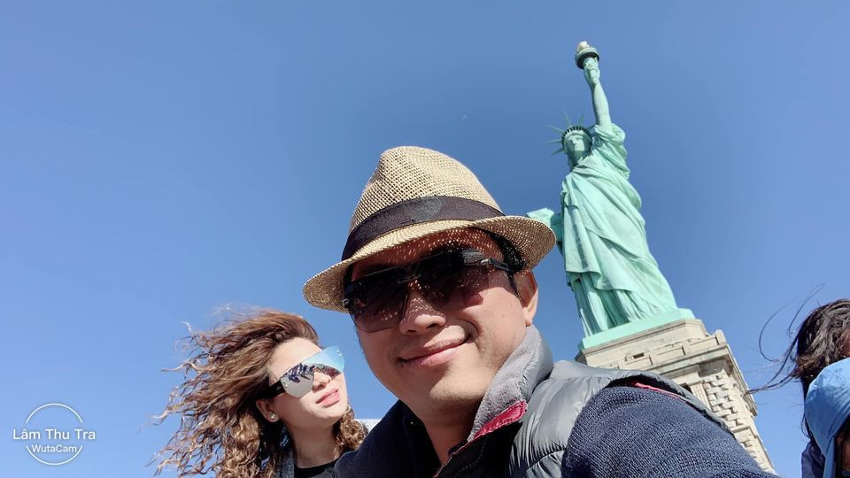 Tính cách khác biệt thậm chí có phần đối lập, Kinh Quốc cho hay ngoài những lần cãi nhau chí chóe thì điều này giúp vợ chồng anh luôn đầy ắp chuyện tâm sự, lúc nào cũng mới mẻ. Nếu vợ chồng cãi nhau, Kinh Quốc có thể chủ động nhường nhịn Thu Trà vì là đàn ông.