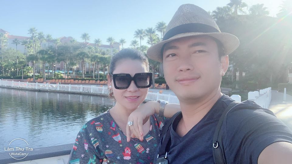 Vợ mình kiếm tiền giỏi, dĩ nhiên tôi rất tự hào. Đâu phải vợ kiếm nhiều tiền hơn thì chồng bị dưới cơ”, Kinh Quốc cho biết. Thu Trà mua xe 6 tỷ đồng tặng, Kinh Quốc chưa lái đến 10 lần trong 5 năm qua. Vợ tặng hàng hiệu, anh để chất đống trong nhà không đụng đến. Bị Thu Trà mắng Kinh Quốc đành nghe. “Tôi là người bình dân, ưa lái xe cà tàng, ăn lề đường quen rồi. Xa xỉ quá tôi không quen”, anh nói.