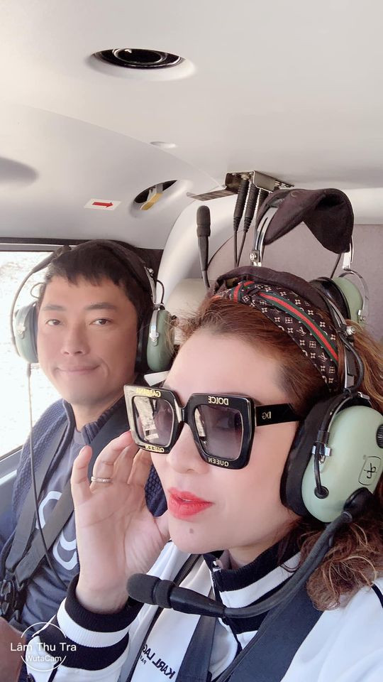 Hơn 10 năm trước, Kinh Quốc quen Thu Trà khi doanh nhân đang bắt đầu mọi thứ từ con số 0. Theo thời gian, Thu Trà bắt đầu xây dựng nên cơ nghiệp thì áp lực để không bị gán mác "dựa hơi vợ" lên Kinh Quốc càng lớn. Anh và bà xã thống nhất kiếm tiền và tự tiêu xài riêng, ít khi đụng chạm đến thu nhập của nhau.