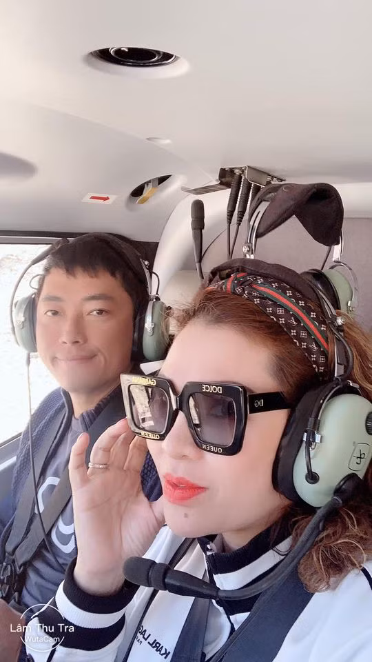 Hơn 10 năm trước, Kinh Quốc quen Thu Trà khi doanh nhân đang bắt đầu mọi thứ từ con số 0. Theo thời gian, Thu Trà bắt đầu xây dựng nên cơ nghiệp thì áp lực để không bị gán mác "dựa hơi vợ" lên Kinh Quốc càng lớn. Anh và bà xã thống nhất kiếm tiền và tự tiêu xài riêng, ít khi đụng chạm đến thu nhập của nhau.