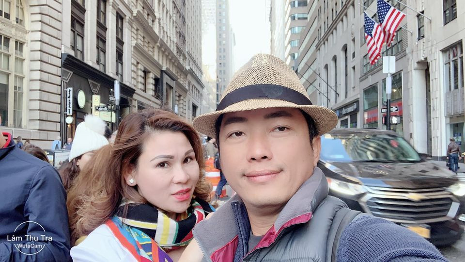 Chẳng hạn, Thu Trà kín đáo, không thích xuất hiện trước đám đông thì Kinh Quốc cũng chuyển sang vị trí đạo diễn, nhà sản xuất phim. Thỉnh thoảng, anh mới đi sự kiện hoặc tiếp xúc báo giới.