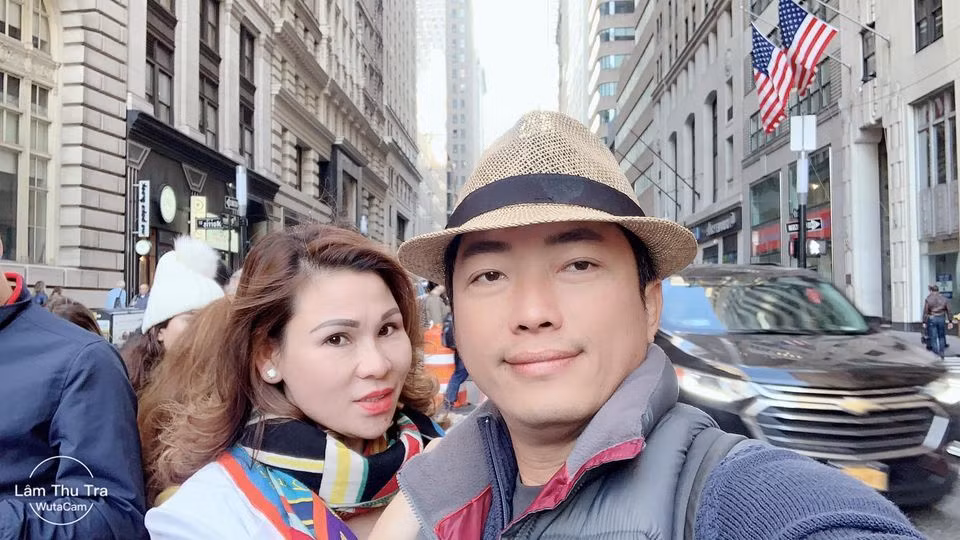 Chẳng hạn, Thu Trà kín đáo, không thích xuất hiện trước đám đông thì Kinh Quốc cũng chuyển sang vị trí đạo diễn, nhà sản xuất phim. Thỉnh thoảng, anh mới đi sự kiện hoặc tiếp xúc báo giới.