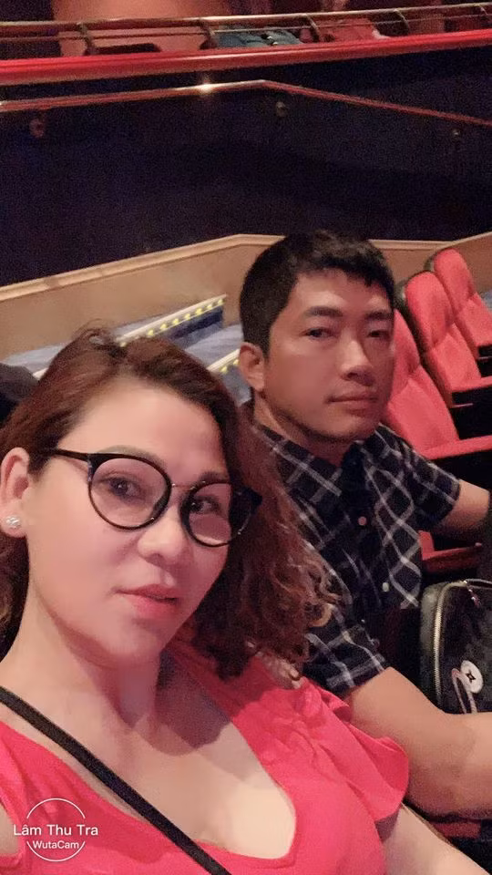 “Khi kết hôn, tôi xác định rõ nếu mình phụ thuộc tiền bạc thì chắc chắn dẫn tới mâu thuẫn, gãy đổ. Nên sống chết gì, tôi cũng phải có công việc riêng. Chỉ khi bị dồn vào chân tường như túng kinh phí trước ngày phim bấm máy, tôi sẽ mượn tiền vợ. Việc này khác với ăn bám vợ. Dù vậy, chúng tôi từng vài lần tranh cãi liên quan đến tiền bạc nên không muốn lặp lại nữa.