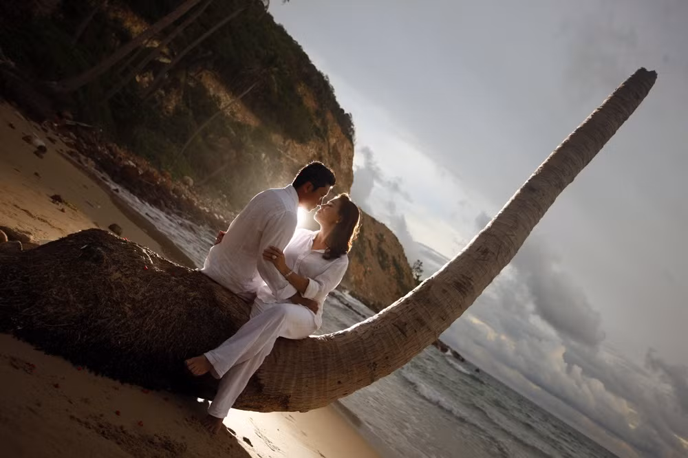 Cuộc hôn nhân không hề dễ dàng vì Kinh Quốc khi ấy là diễn viên nổi tiếng trong khi Thu Trà là doanh nhân, hoàn toàn không quen đời sống showbiz. Thậm chí đến nay, cô vẫn hiếm khi dính líu các sự kiện giải trí hay kết nối với giới nghệ sĩ.