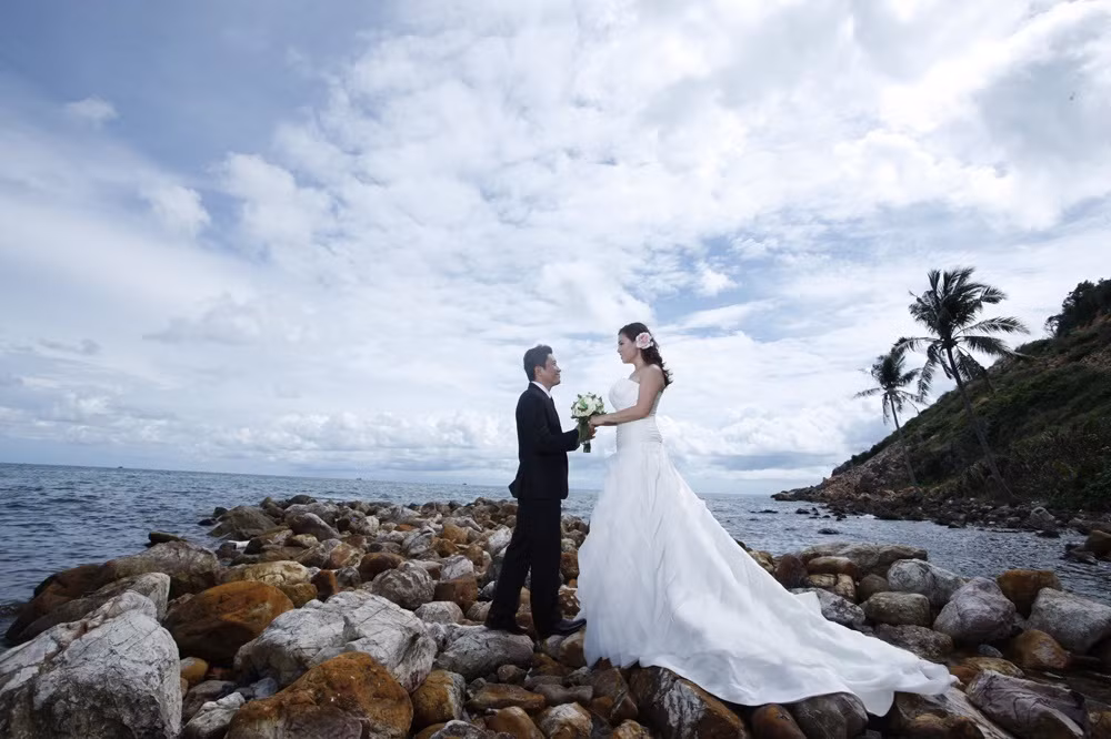 Thu Trà không biết gì về giới nghệ sĩ nên không biết Kinh Quốc là diễn viên, càng không có chuyện "là fan trước khi yêu và lấy Kinh Quốc" như đồn thổi. Quen nhau một thời gian, cả hai tiến tới hôn nhân.