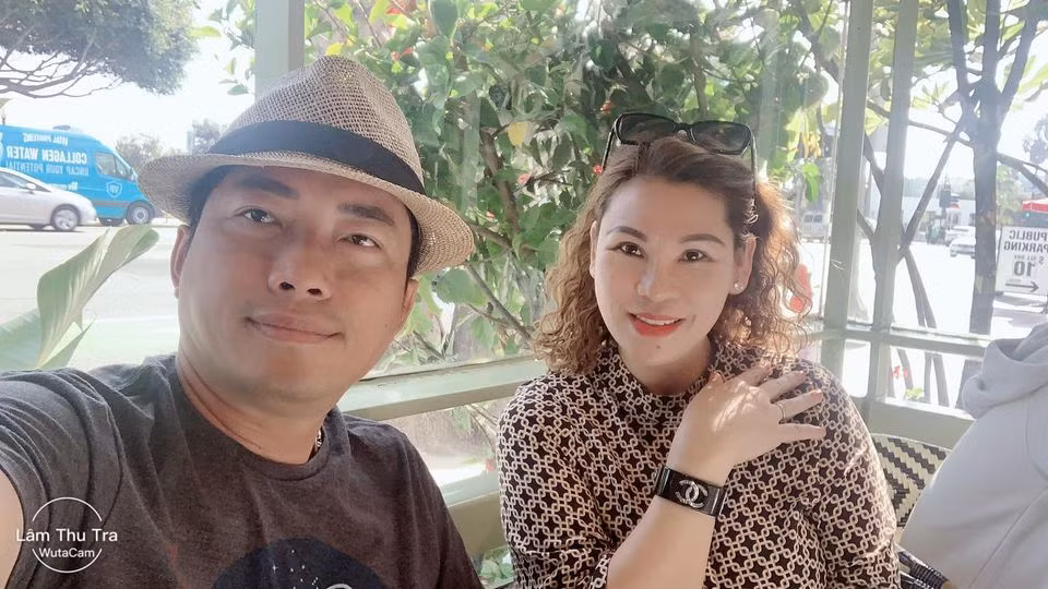 Kinh Quốc từng đóng nhiều phim có tình huống con chung con riêng, không ngờ đời anh có ngày phải đối diện tình huống ấy. Gia đình Kinh Quốc có 4 cháu, gồm 2 con riêng của vợ, con riêng của anh và con chung của hai người. Thời gian đầu, 2 con riêng của vợ chưa hiểu anh nên giữ khoảng cách. Diễn viên nói ít, làm nhiều, dùng hành động chứng minh tình cảm và trách nhiệm của một người cha dượng. Đến nay 2 con của Thu Trà thương Kinh Quốc như ba ruột.