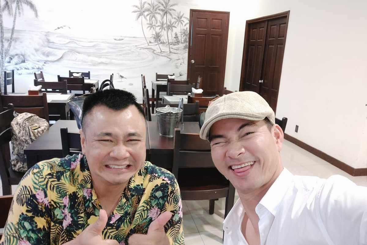 Sao Việt 16/7: "Một nụ cười luôn hé và thế giới vẫn quay. Chào cả nhà một ngày mới thật vui vẻ và làm việc thật hiệu quả", Tự Long vui vẻ chụp ảnh selfie cùng Xuân Bắc.