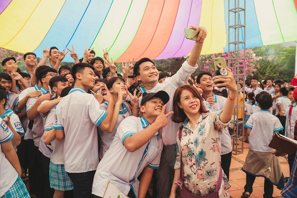 Ngày 15/7, diễn viên Xuân Nghị trở về trường cũ Hermann Gmeiner Nha Trang để giao lưu và trao học bổng cho 63 em học sinh có hoàn cảnh khó khăn.