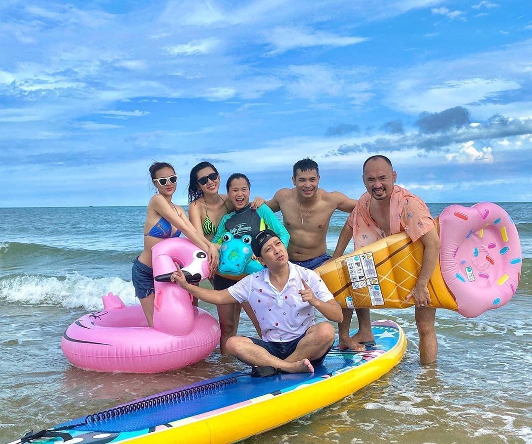 Lâm Vỹ Dạ đăng ảnh "biệt đội siêu nhí nhố" cùng Trường Giang, Tiến Luật, Trương Thế Vinh, Thúy Ngân...