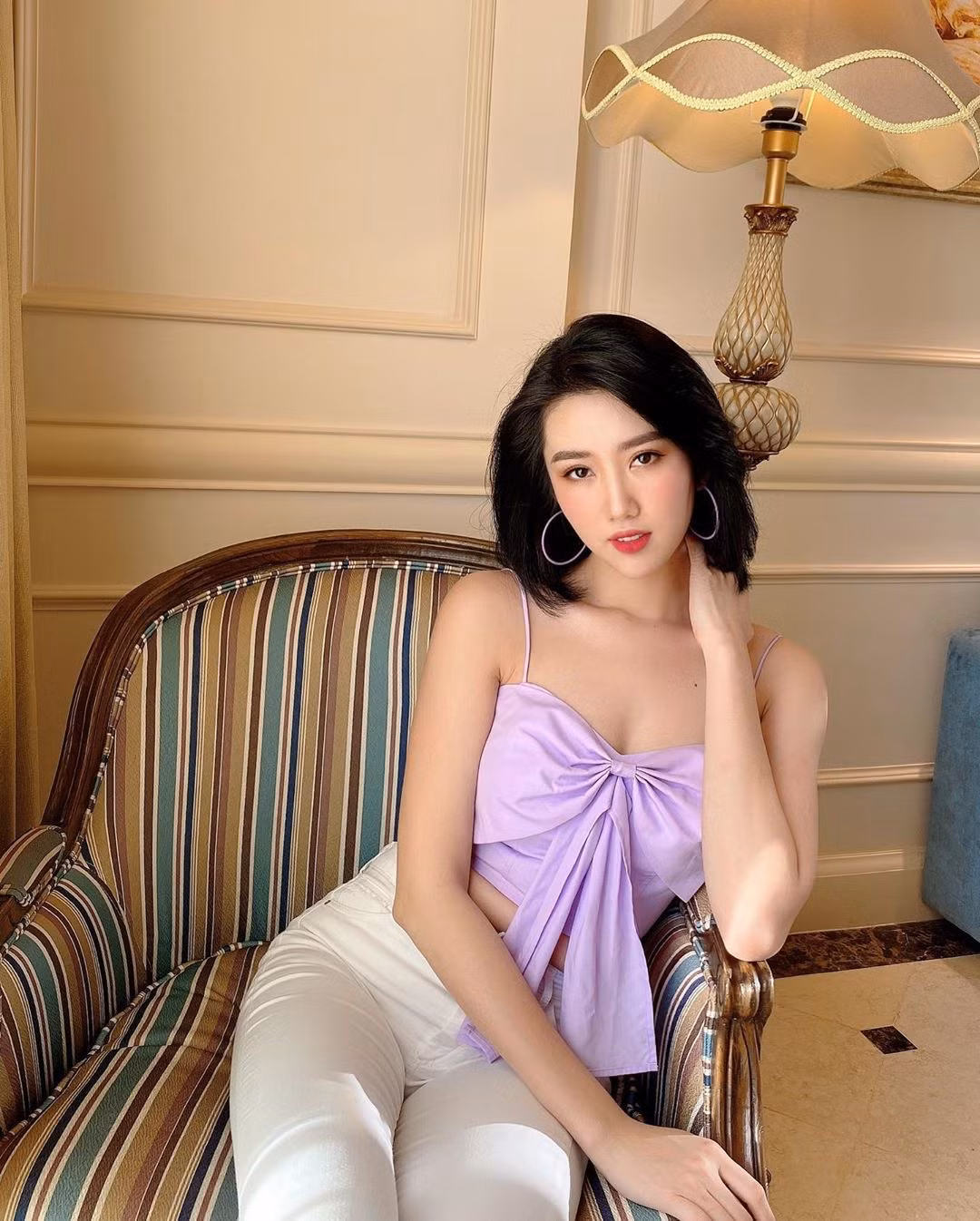 "Điều hoàn hảo nhất dành cho mình không phải là thứ tốt nhất mà là thứ phù hợp nhất", Thúy Ngân khoe dáng eo thon bên ghế sofa với triết lý sống của mình.