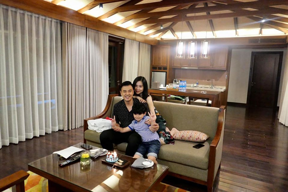 MC Tuấn Tú khoe ảnh bên vợ và con trai. Anh viết: "Tạm biệt tuổi cũ bên gia đình nhỏ".